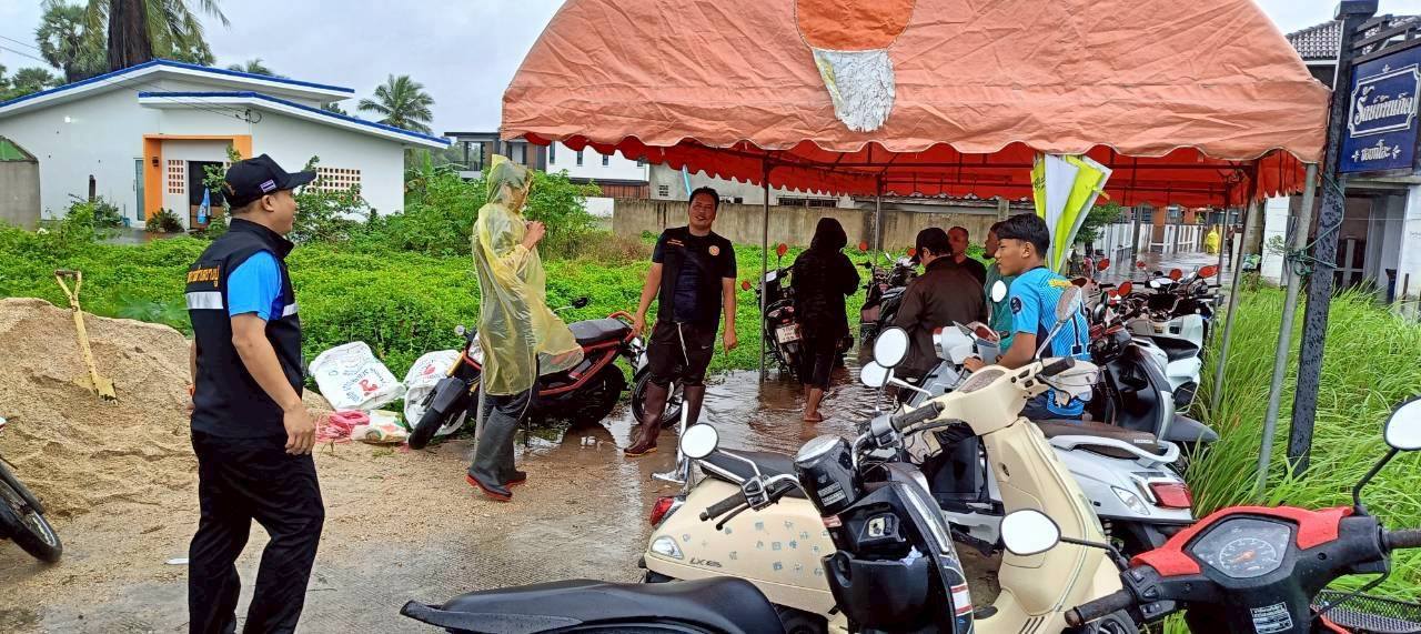 นำข้าวกล่องและน้ำดื่ม แจกจ่ายช่วยเหลือประชาชนผู้ประสบภัยน้ำท่วมในพื้นที่