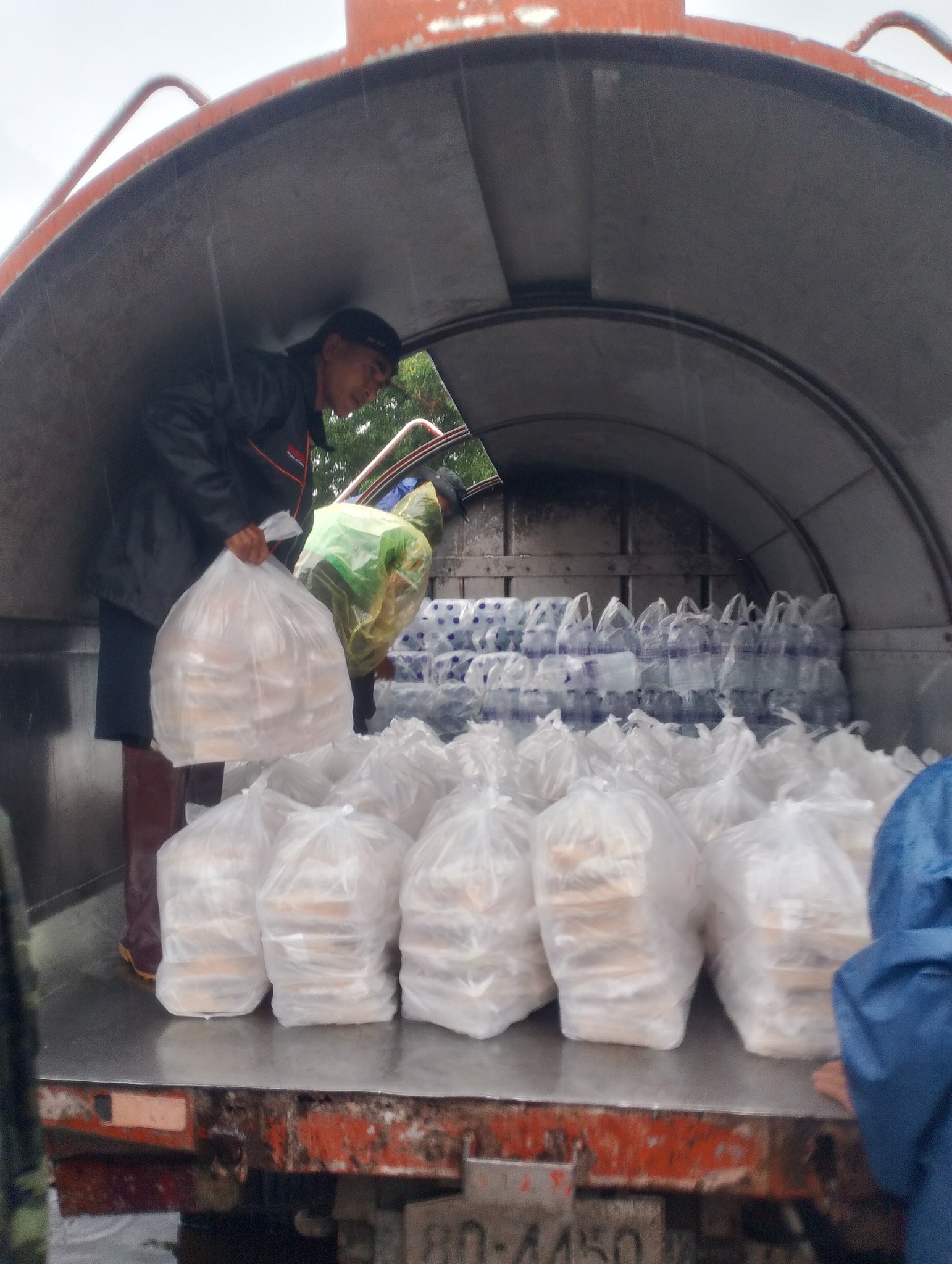 นำข้าวกล่องและน้ำดื่ม แจกจ่ายช่วยเหลือประชาชนผู้ประสบภัยน้ำท่วมในพื้นที่