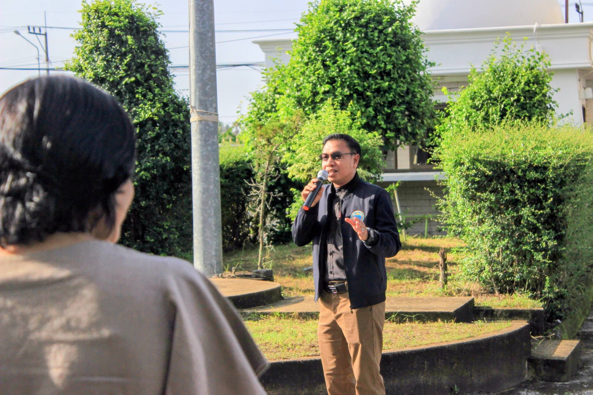 ปลัดเทศบาล พร้อมด้วย หน.สำนักปลัด นำคณะผู้บริหาร หัวหน้ากอง พนักงานจ้างและพนักงานจ้างเหมา ร่วมกิจกรรมหน้าเสาธงในครั้งนี้